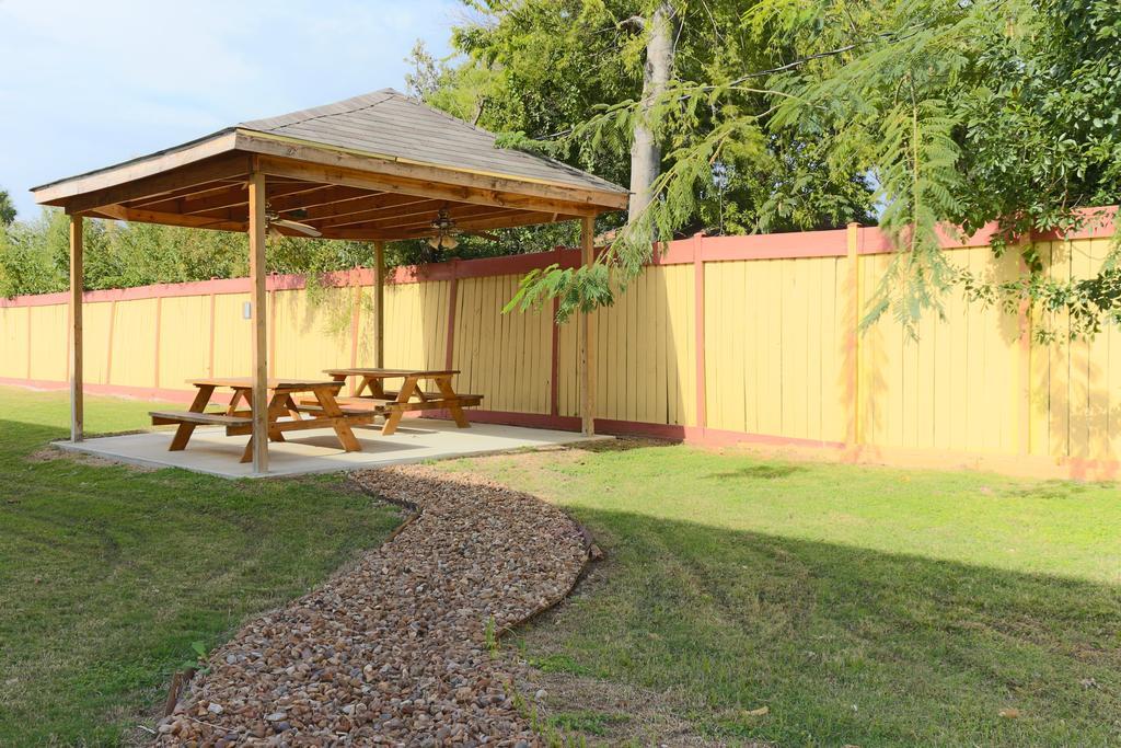 The Symphony Inn & Suites Houston Extérieur photo